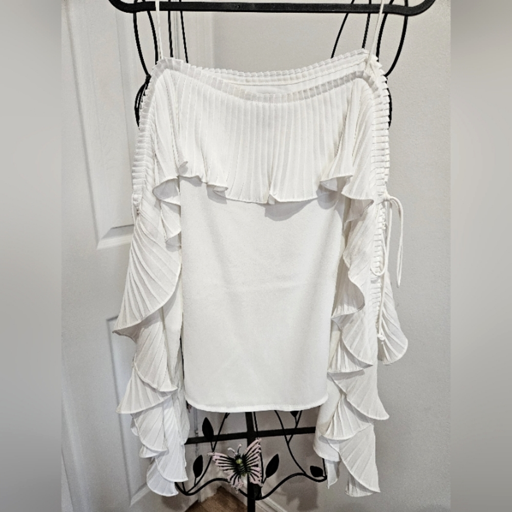 NWOT Ruffle‎ cold shoulder top